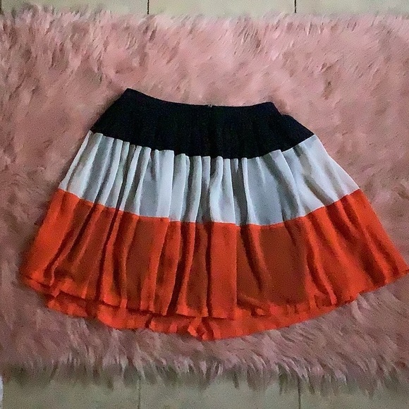Banana Republic Pleated Contrast Skirt🖤🤍🧡 - Picture 3 of 6